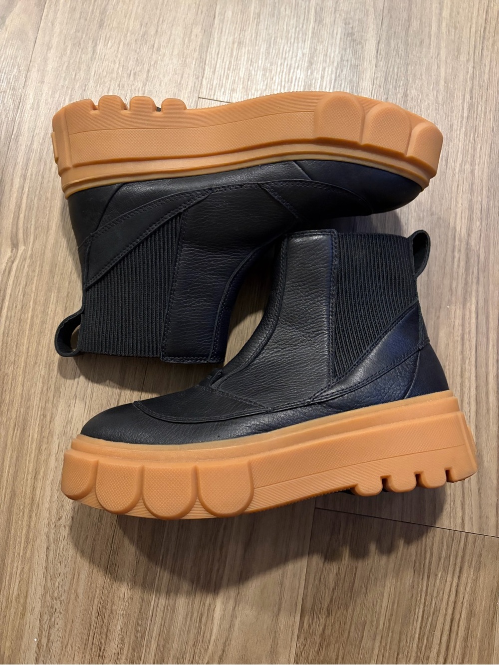 Sorel women’s Caribou X Chelsea Waterproof Black Boots 8.5